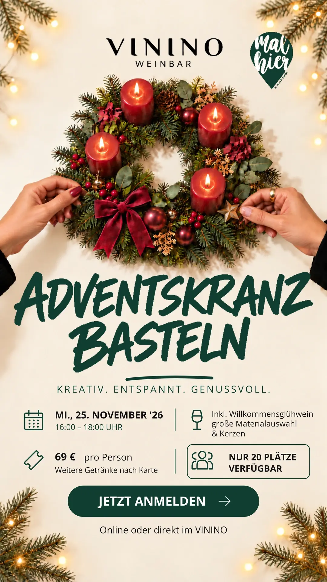 Plakat Adventskranz basteln mit dem Logo von mal hier: zwei Hände halten einen Adventskranz mit vier roten Kerzen, Schleife und Weihnachtskugeln